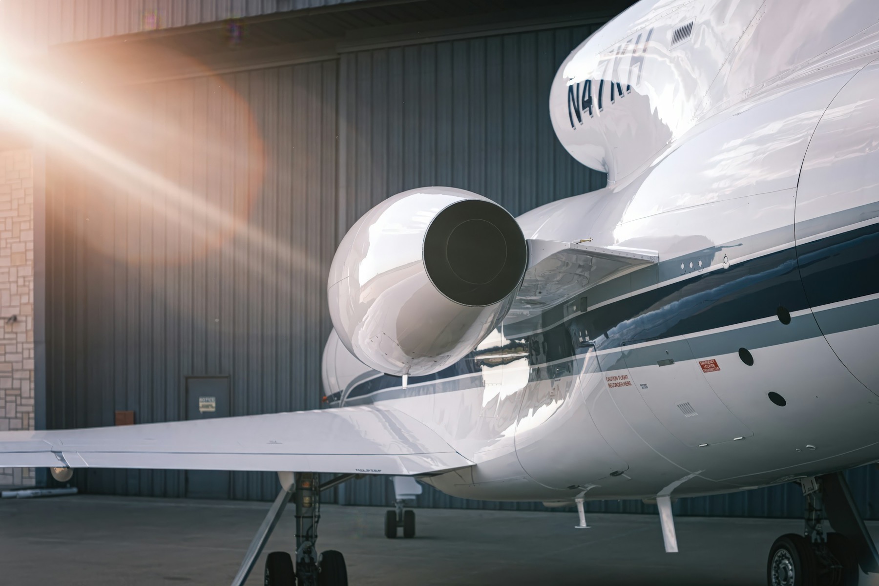 Jato executivo no hangar